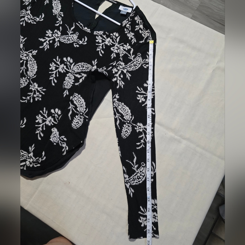 Old Navy Black and White Patterned Women's Top - Picture 5 of 7